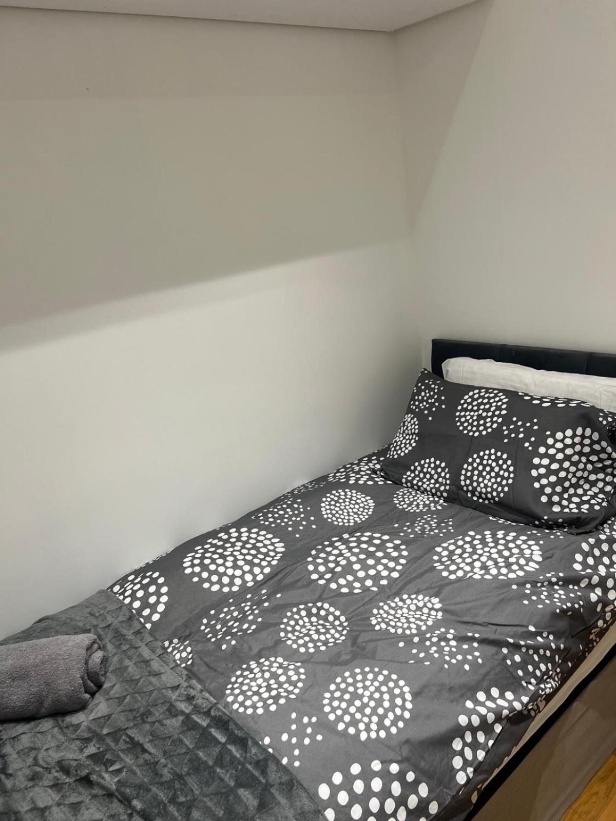Good Priced Single Rooms In Northolt Esterno foto