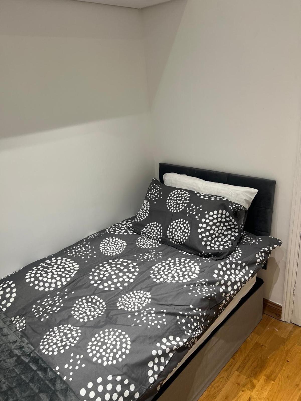 Good Priced Single Rooms In Northolt Esterno foto